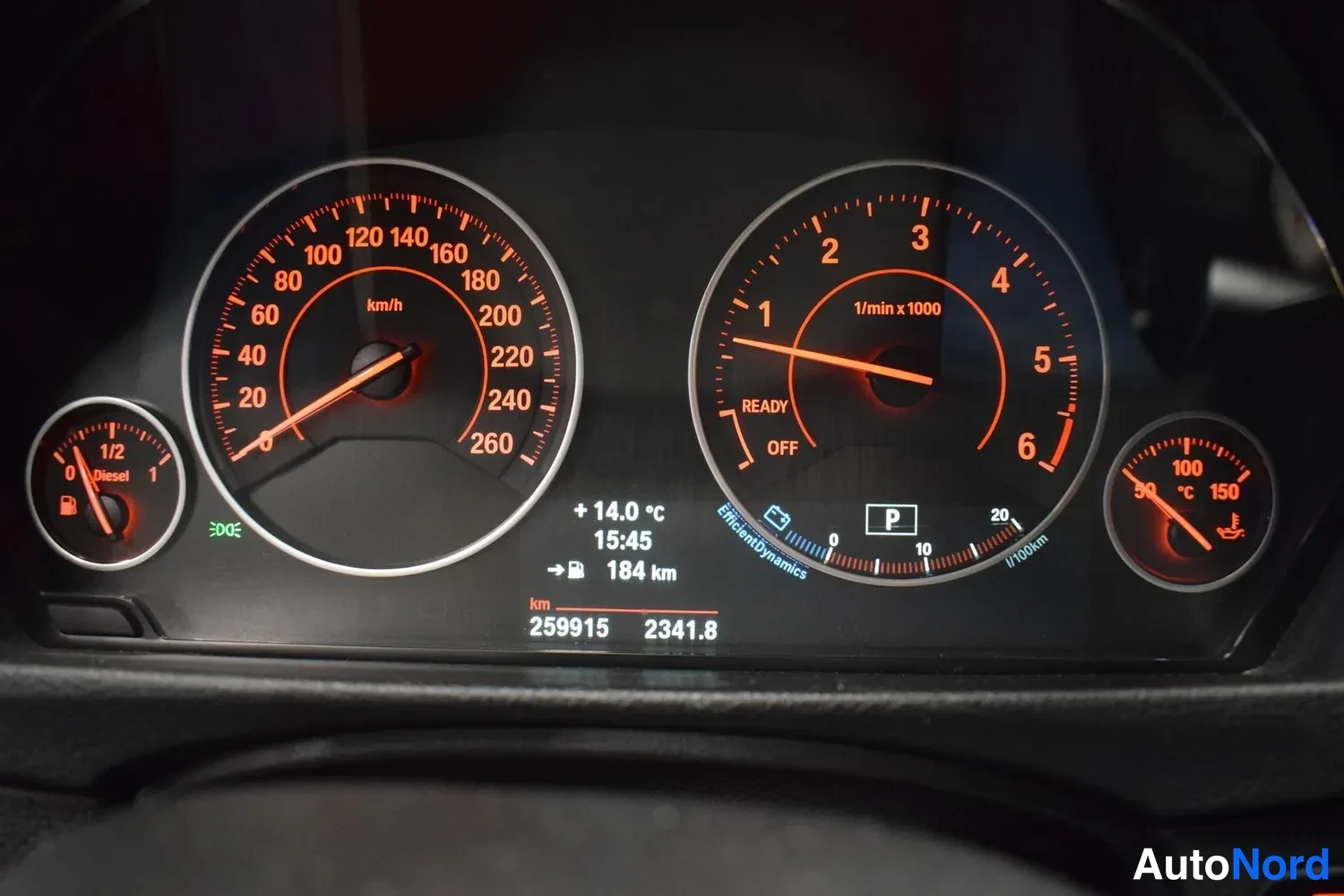 Sininen BMW 330d 2013, yksityiskohta, kuva 6