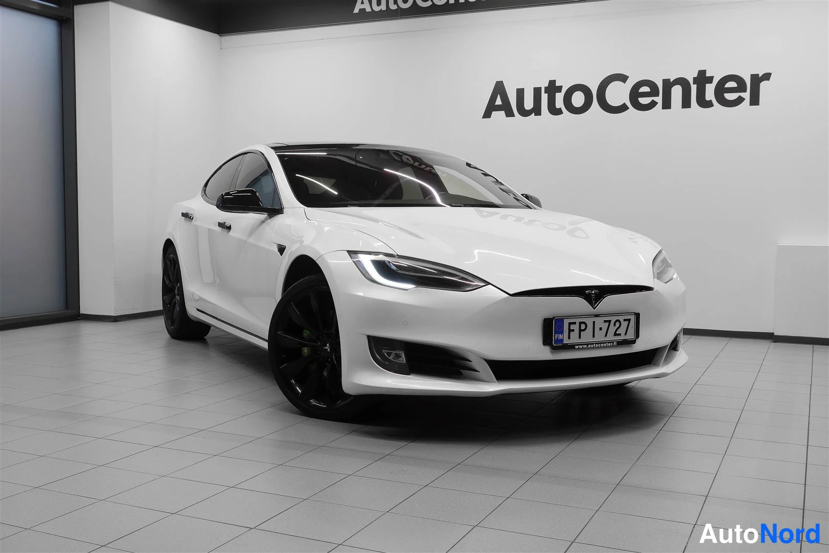Valkoinen Tesla Model S 2017, etuviisto, keula oikealle, kuva 3