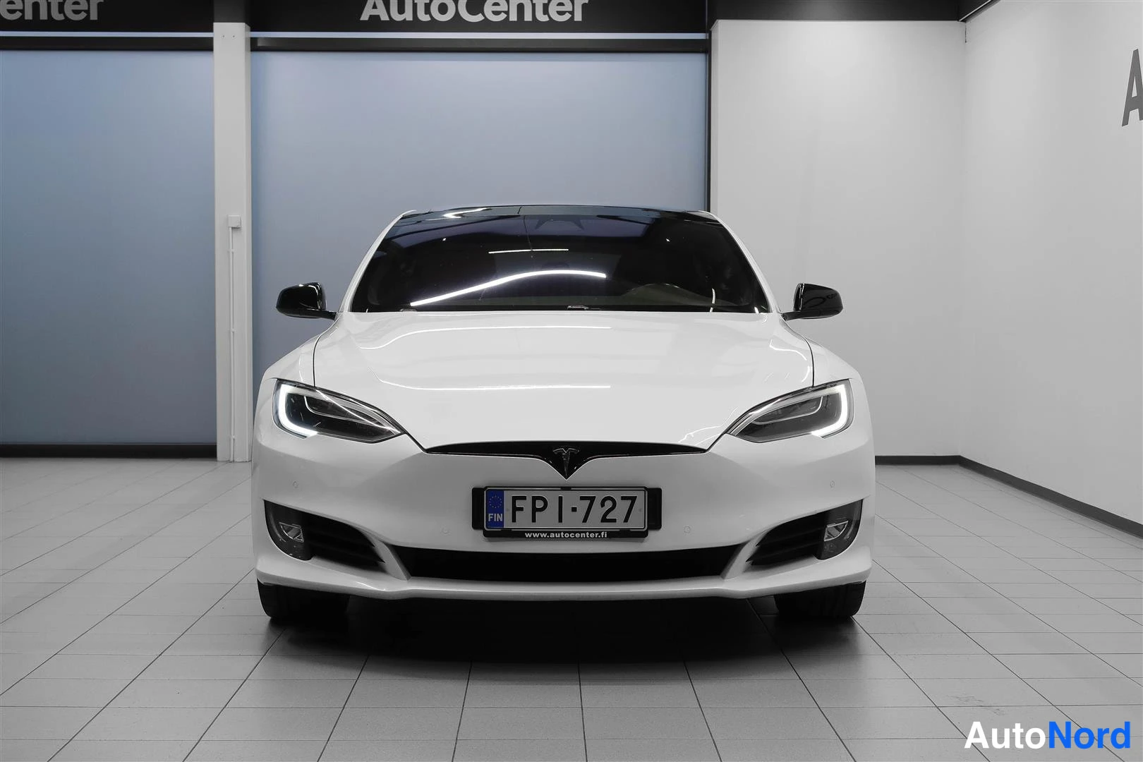 Valkoinen Tesla Model S 2017, edestä, kuva 6