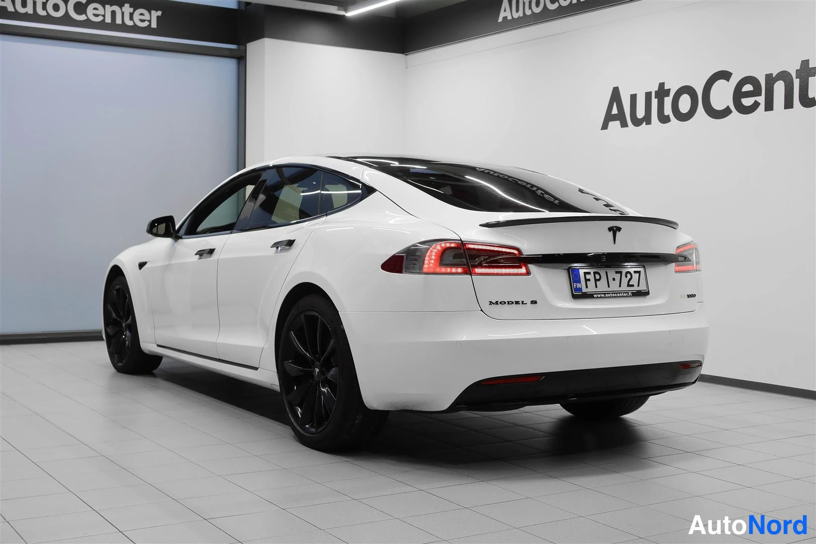 Valkoinen Tesla Model S 2017, takaviisto, kuva 10