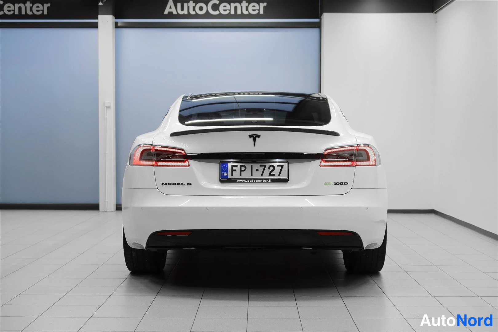 Valkoinen Tesla Model S 2017, takaa, kuva 11