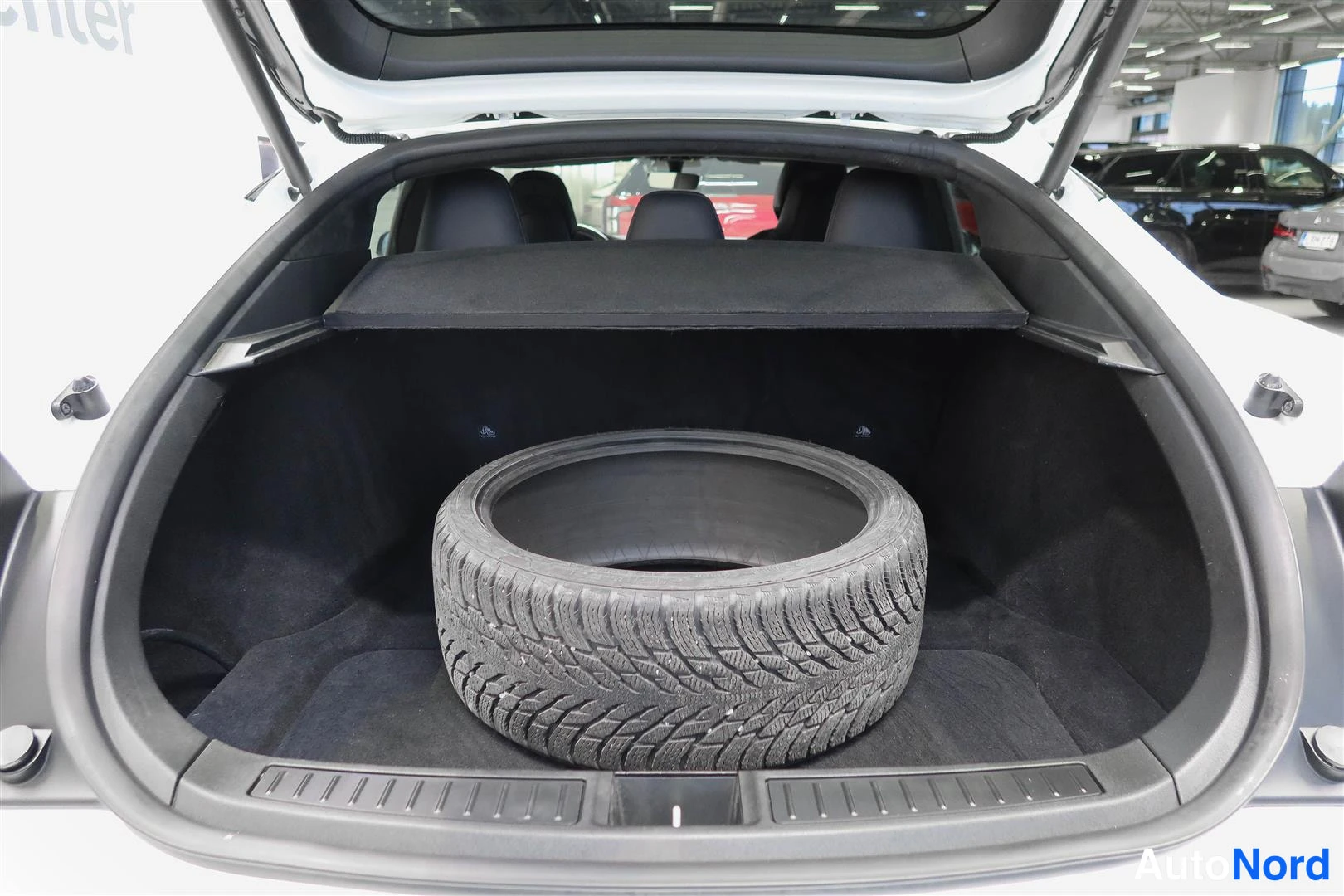 Valkoinen Tesla Model S 2017, tavaratila, kuva 18