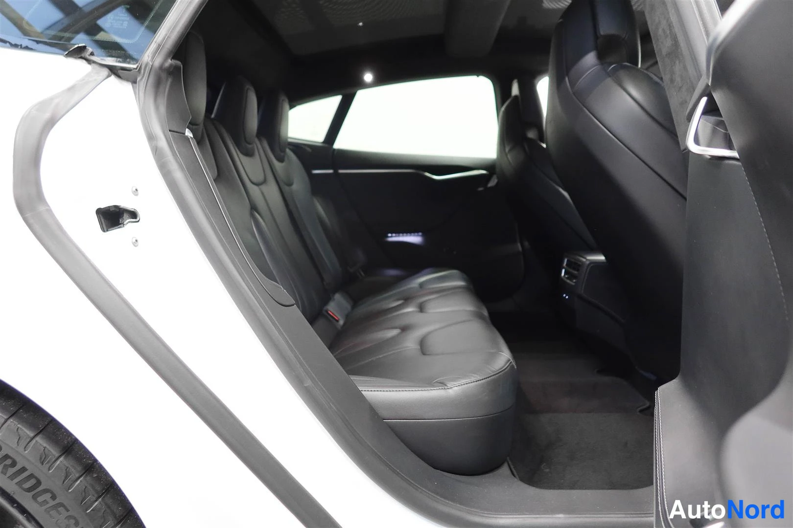 Valkoinen Tesla Model S 2017, takaistuimet, kuva 16