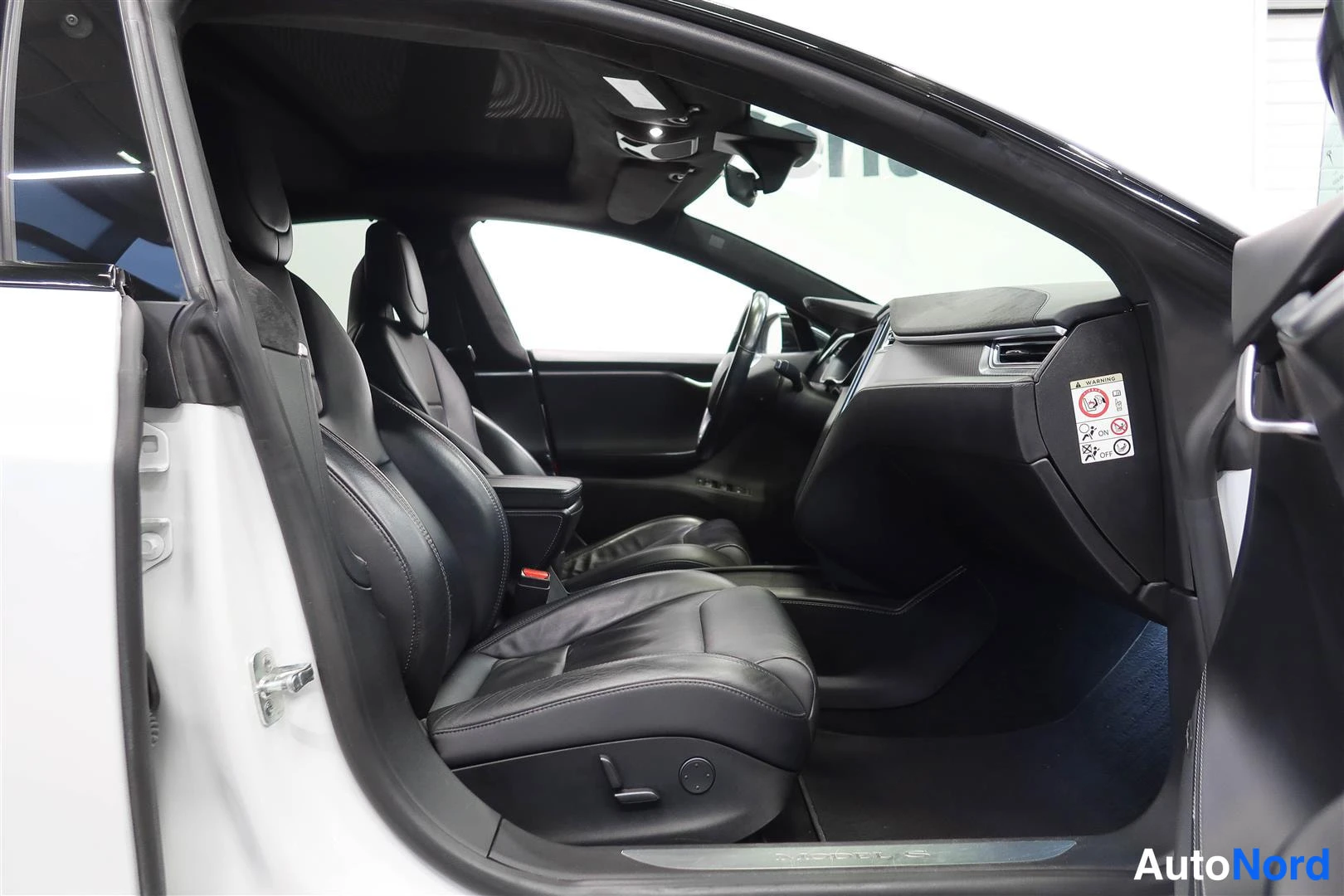 Valkoinen Tesla Model S 2017, etuistuimet, kuva 15