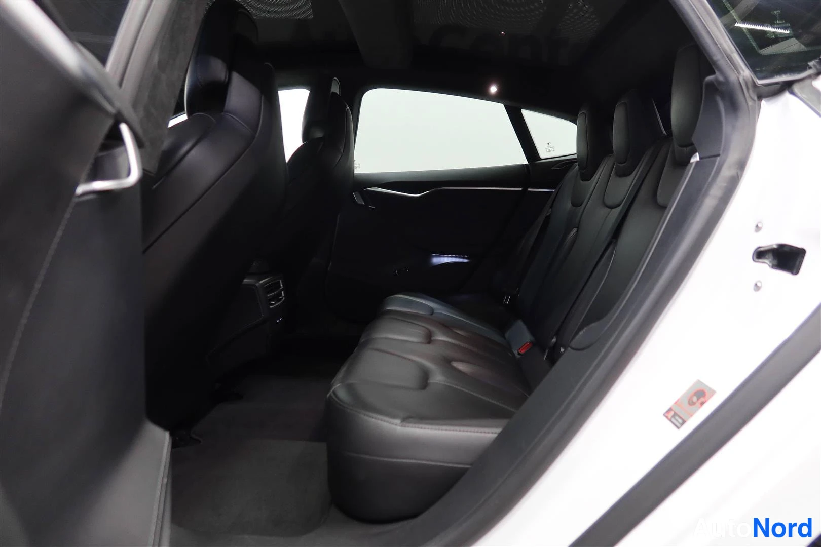 Valkoinen Tesla Model S 2017, takaistuimet, kuva 17