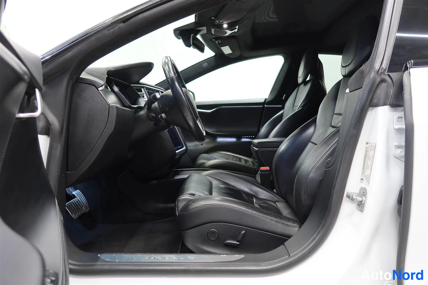 Valkoinen Tesla Model S 2017, ohjaamo, kuva 12