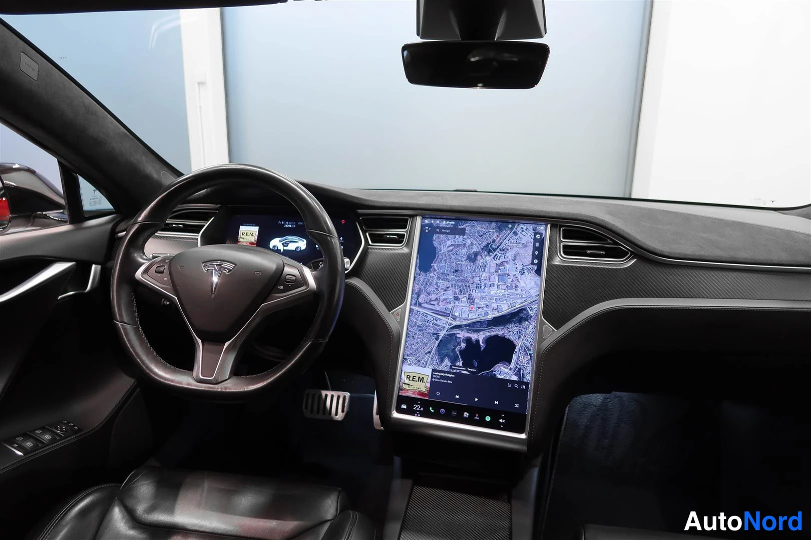 Valkoinen Tesla Model S 2017, ohjaamo, kuva 13