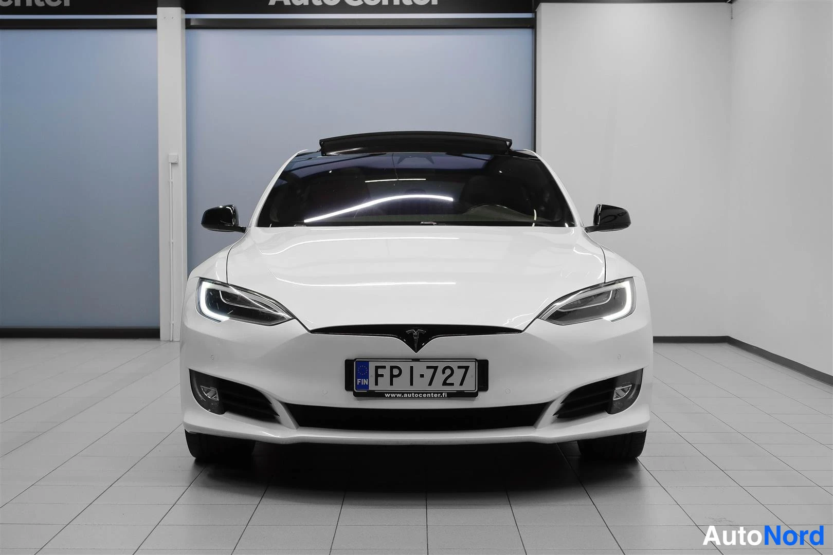 Valkoinen Tesla Model S 2017, edestä, kuva 7