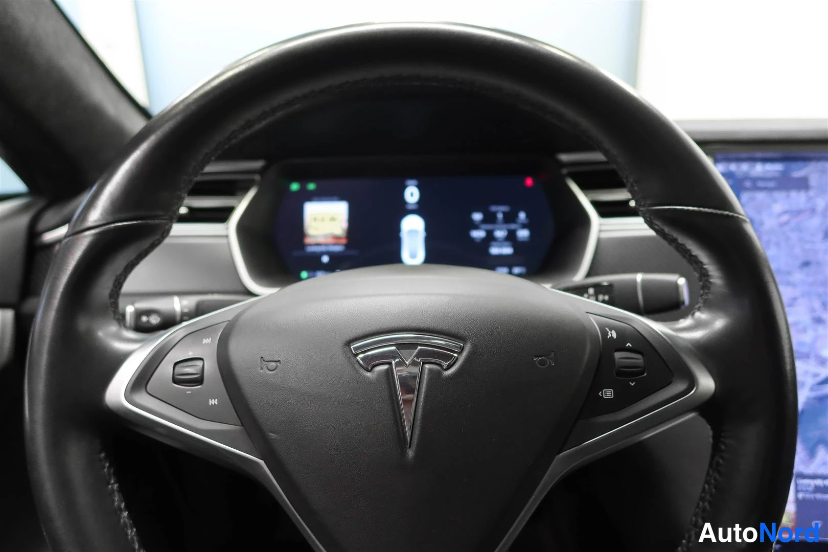 Valkoinen Tesla Model S 2017, yksityiskohta, kuva 22