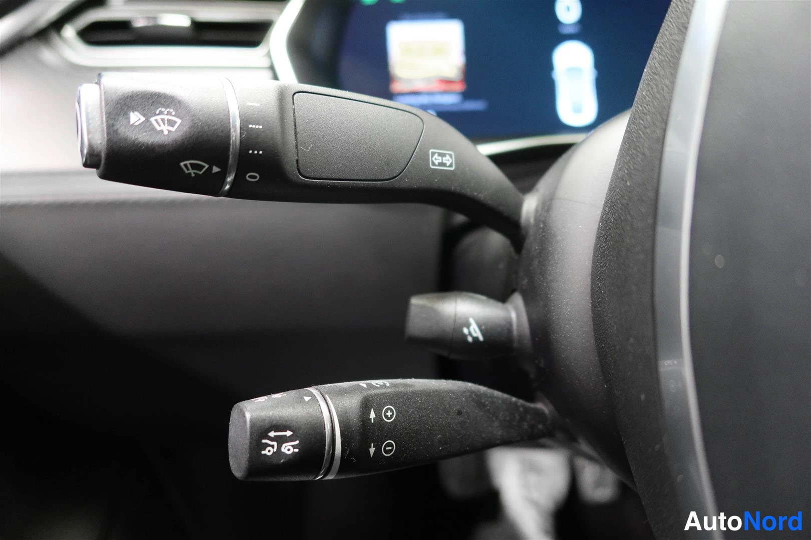 Valkoinen Tesla Model S 2017, yksityiskohta, kuva 23