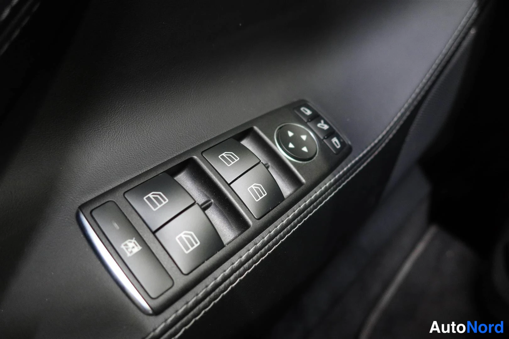 Valkoinen Tesla Model S 2017, yksityiskohta, kuva 25