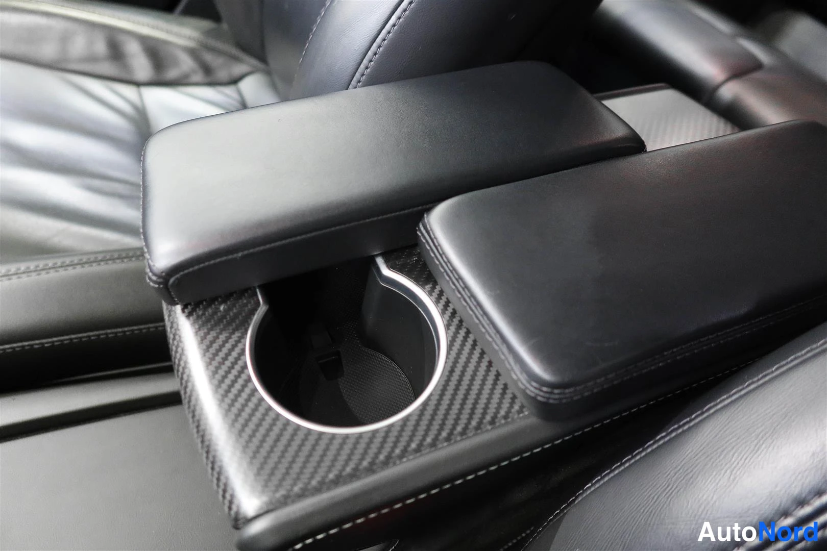 Valkoinen Tesla Model S 2017, yksityiskohta, kuva 26