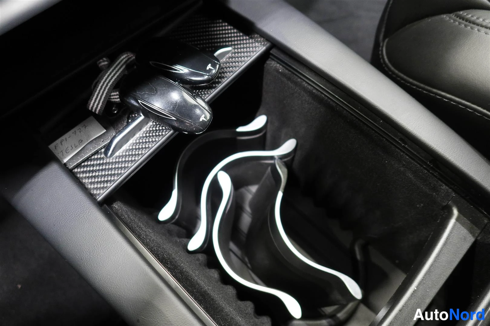 Valkoinen Tesla Model S 2017, yksityiskohta, kuva 28