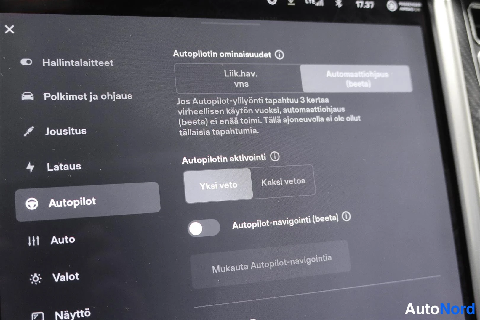 Valkoinen Tesla Model S 2017, yksityiskohta, kuva 30