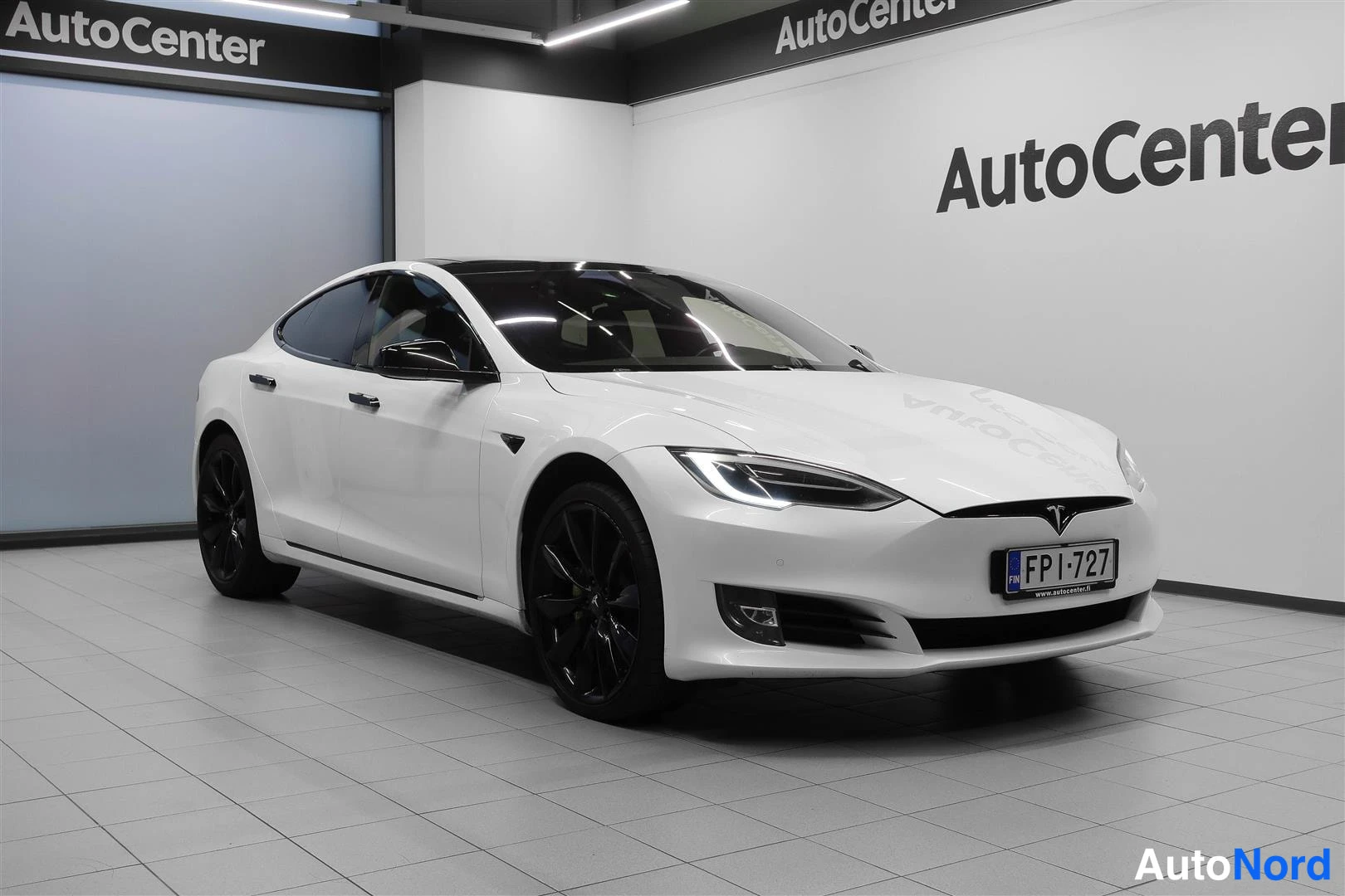 Valkoinen Tesla Model S 2017, etuviisto, keula oikealle, kuva 4