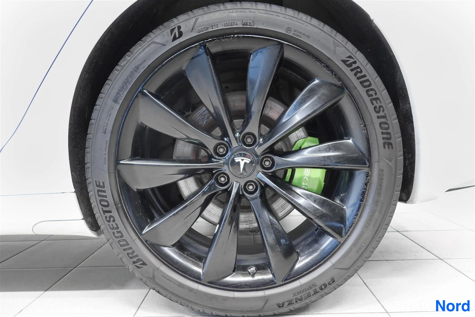 Valkoinen Tesla Model S 2017, yksityiskohta, kuva 33