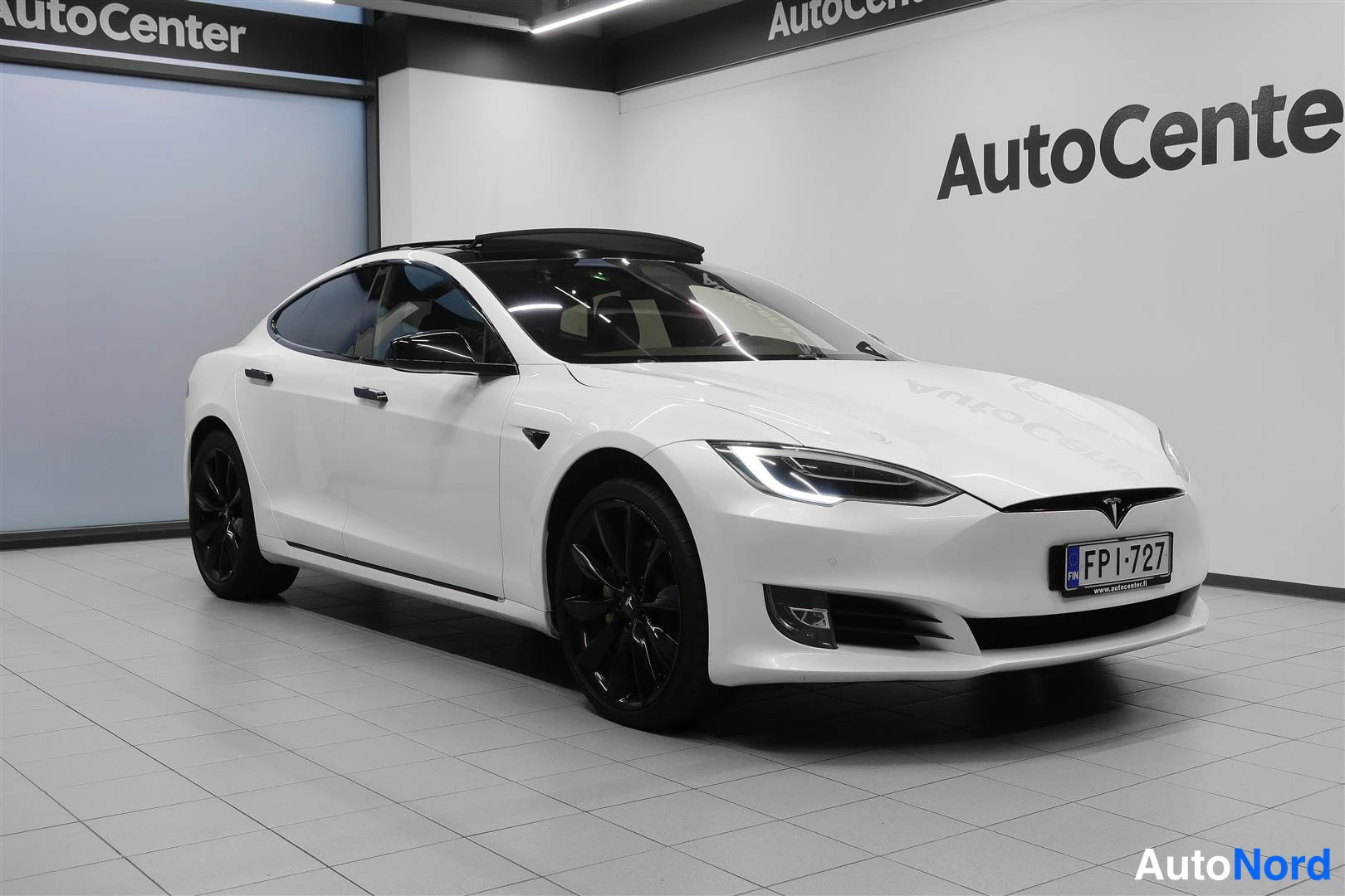 Valkoinen Tesla Model S 2017, etuviisto, keula oikealle, kuva 5