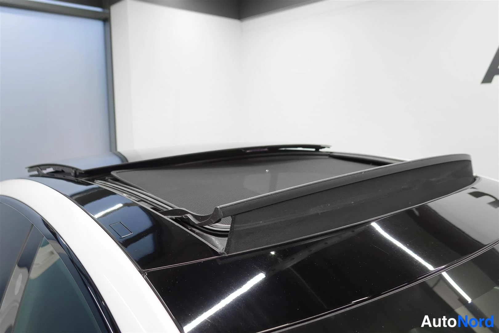 Valkoinen Tesla Model S 2017, yksityiskohta, kuva 19