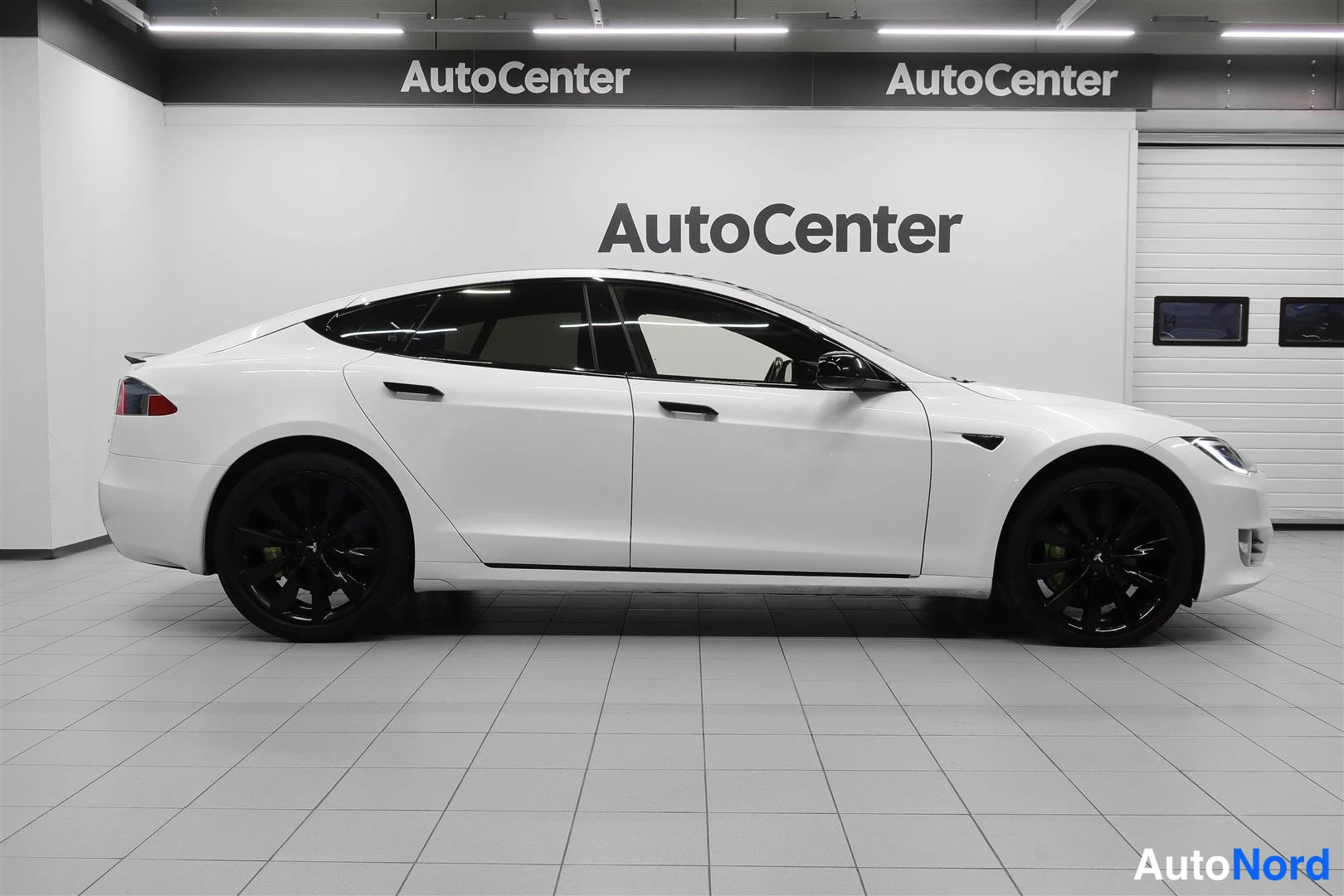 Valkoinen Tesla Model S 2017, sivulta, kuva 8
