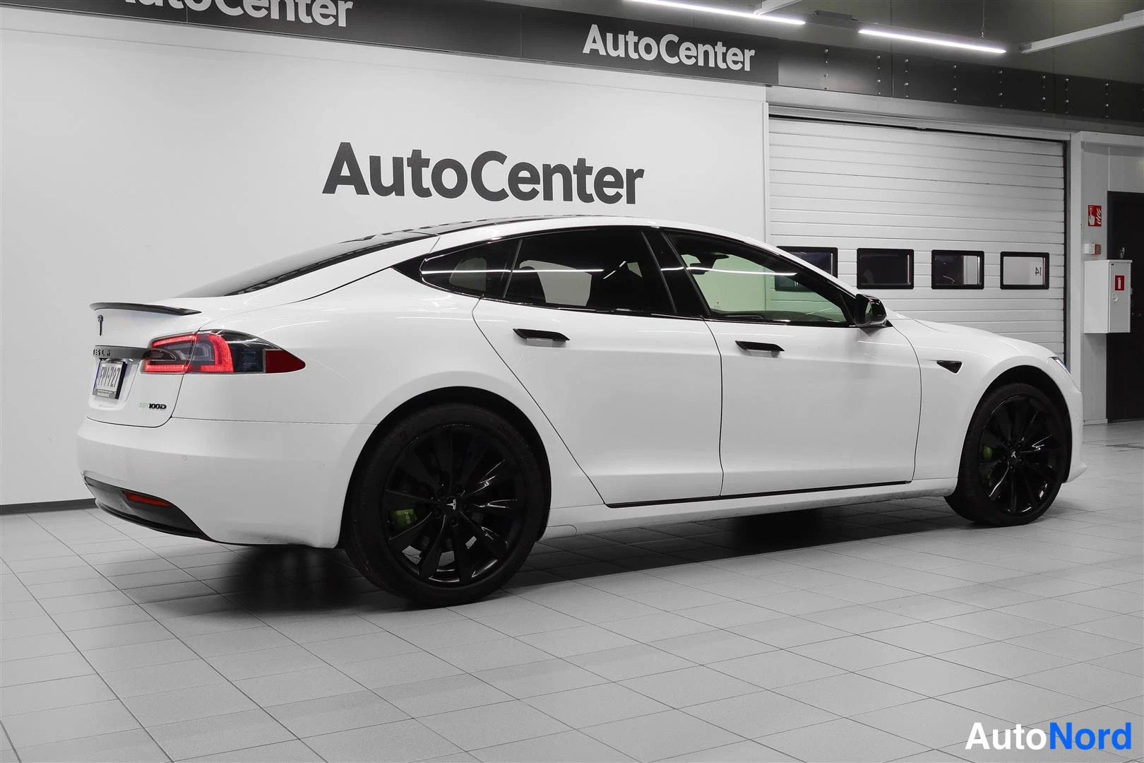 Valkoinen Tesla Model S 2017, takaviisto, kuva 9