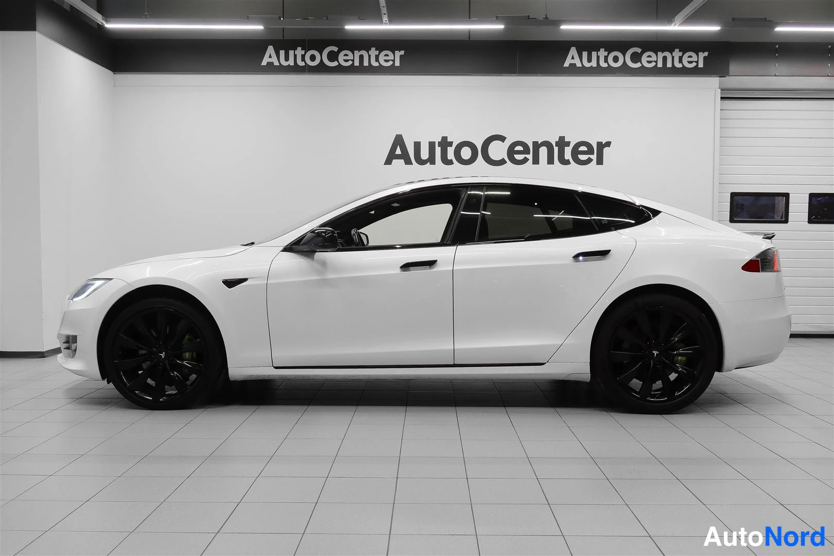 Valkoinen Tesla Model S 2017, etuviisto, keula vasemmalle, kuva 2