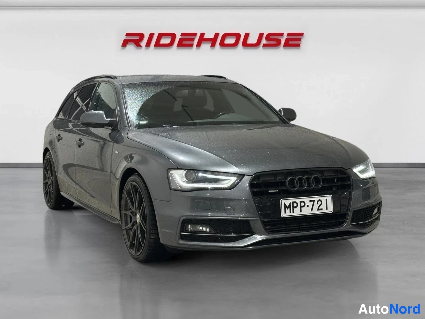 Grå Audi A4 Avant 2014, snett framifrån, fronten åt höger, bild 2
