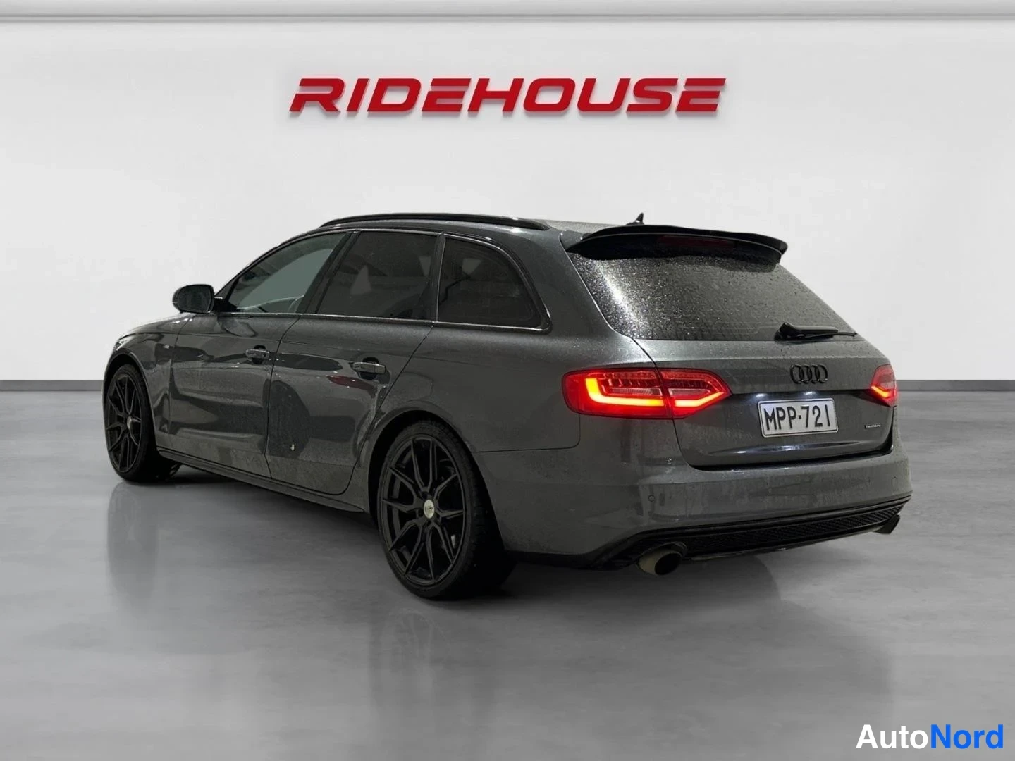 Grå Audi A4 Avant 2014, snett bakifrån, bild 4