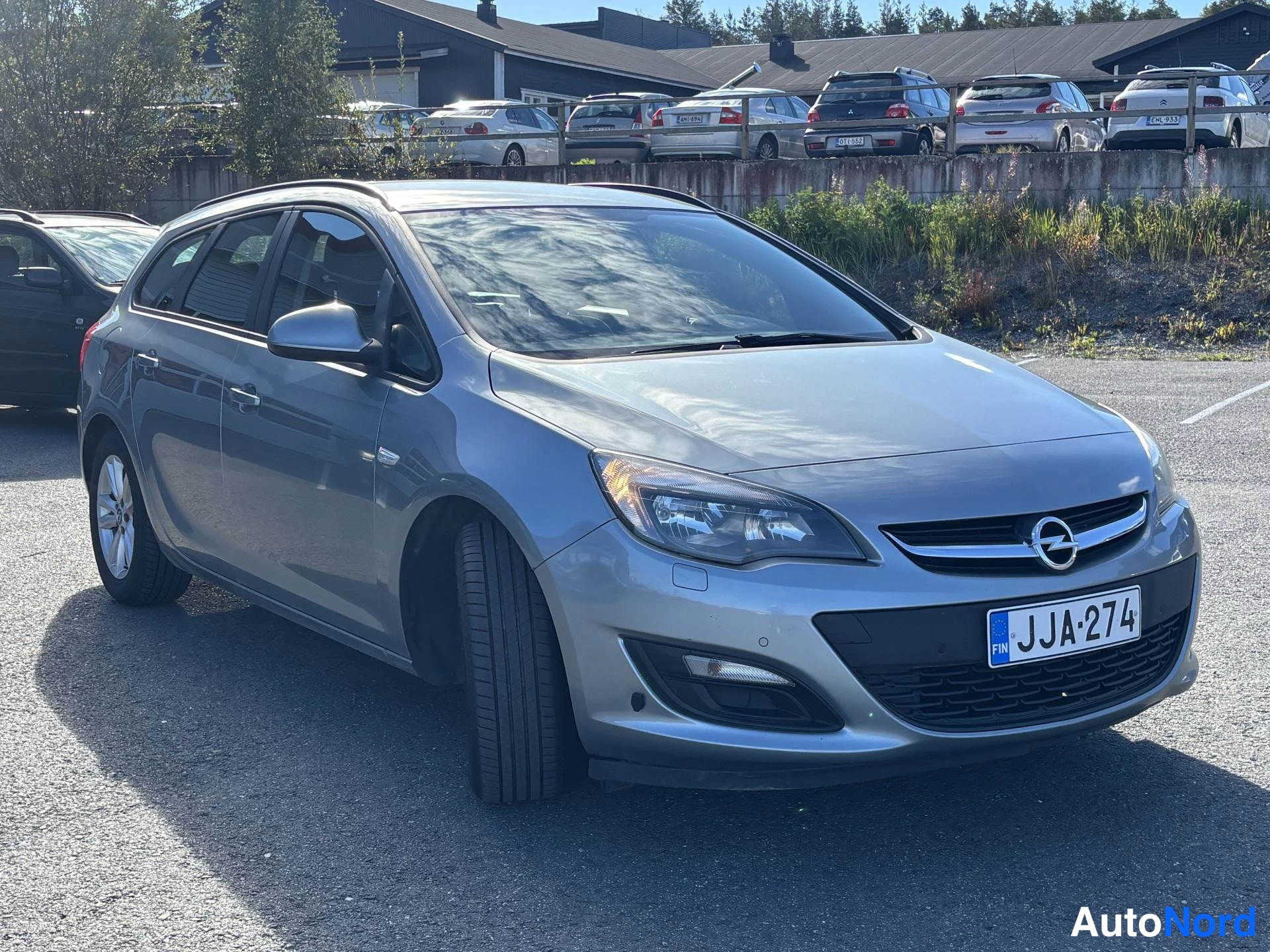 Harmaa Opel Astra 2014, etuviisto, keula oikealle, kuva 2