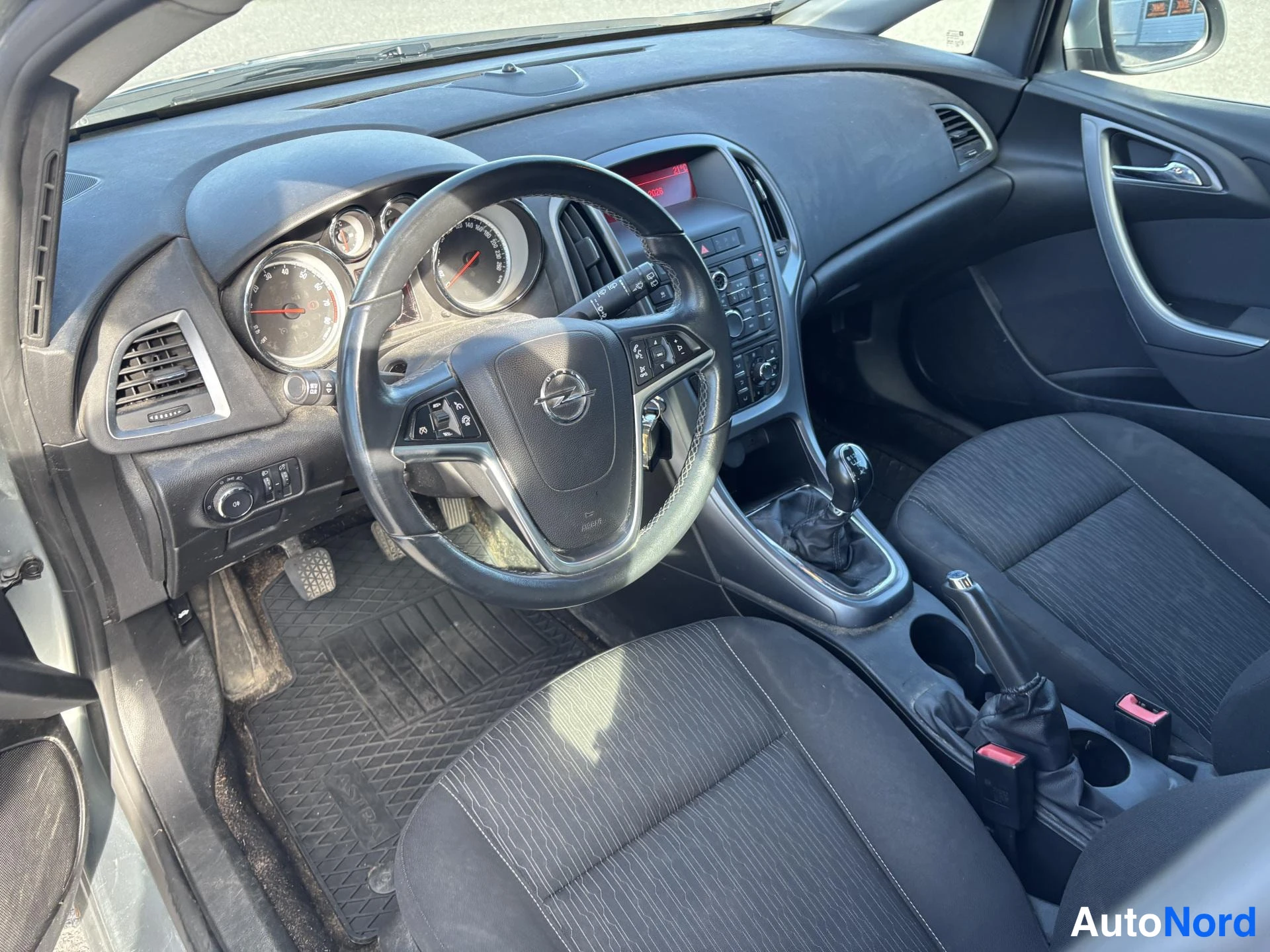 Harmaa Opel Astra 2014, ohjaamo, kuva 4