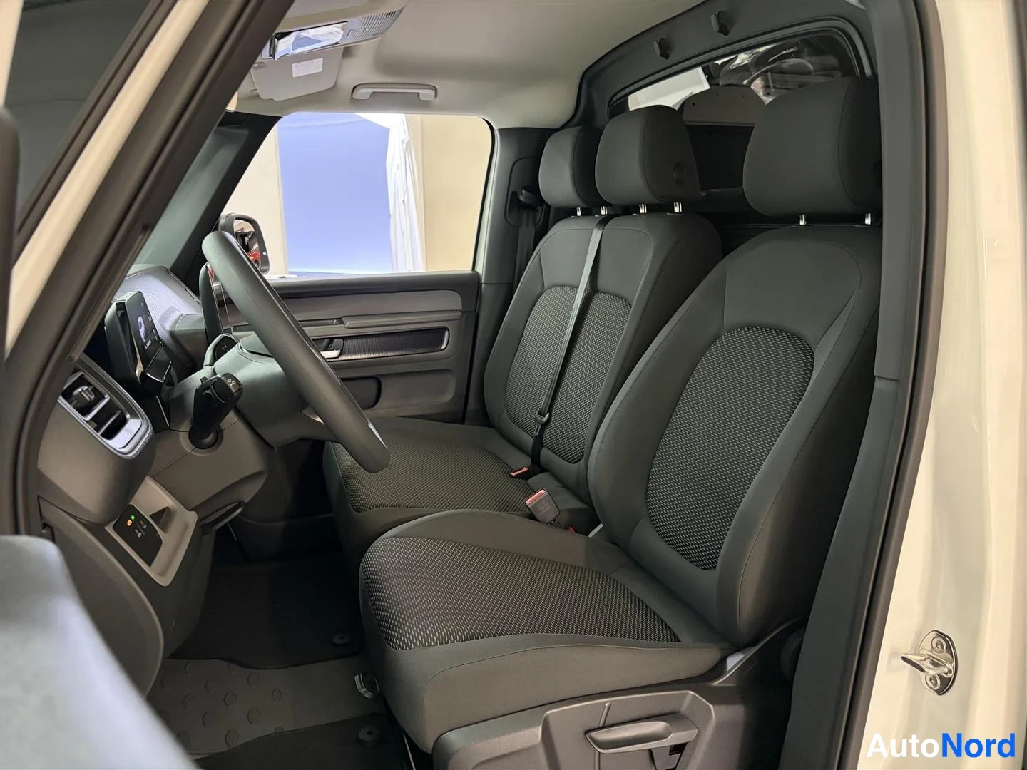Valkoinen Volkswagen ID 2026, etuistuimet, kuva 8