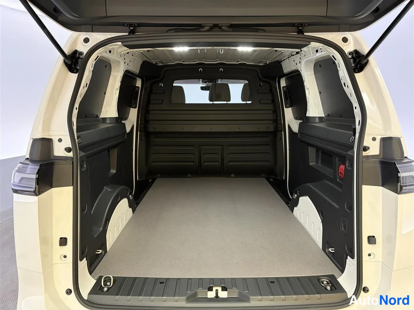 Valkoinen Volkswagen ID 2026, tavaratila, kuva 9