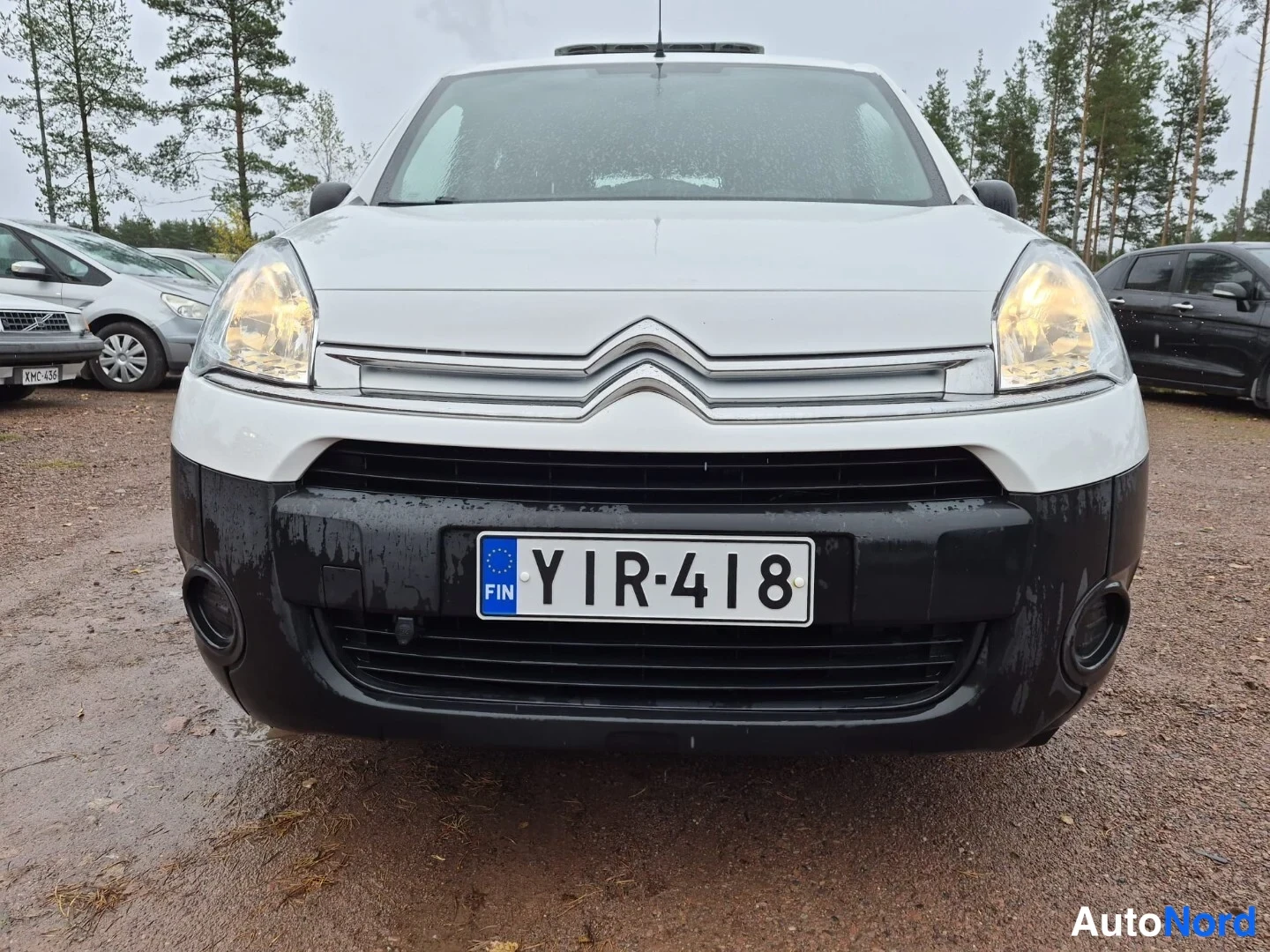 Valkoinen Citroen Berlingo 2014, edestä, kuva 4