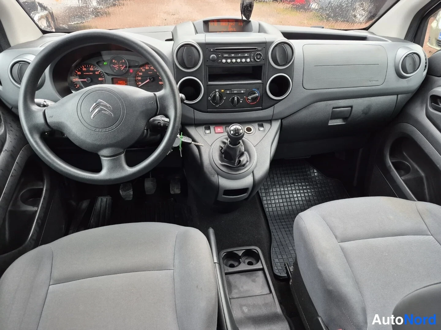 Valkoinen Citroen Berlingo 2014, ohjaamo, kuva 18