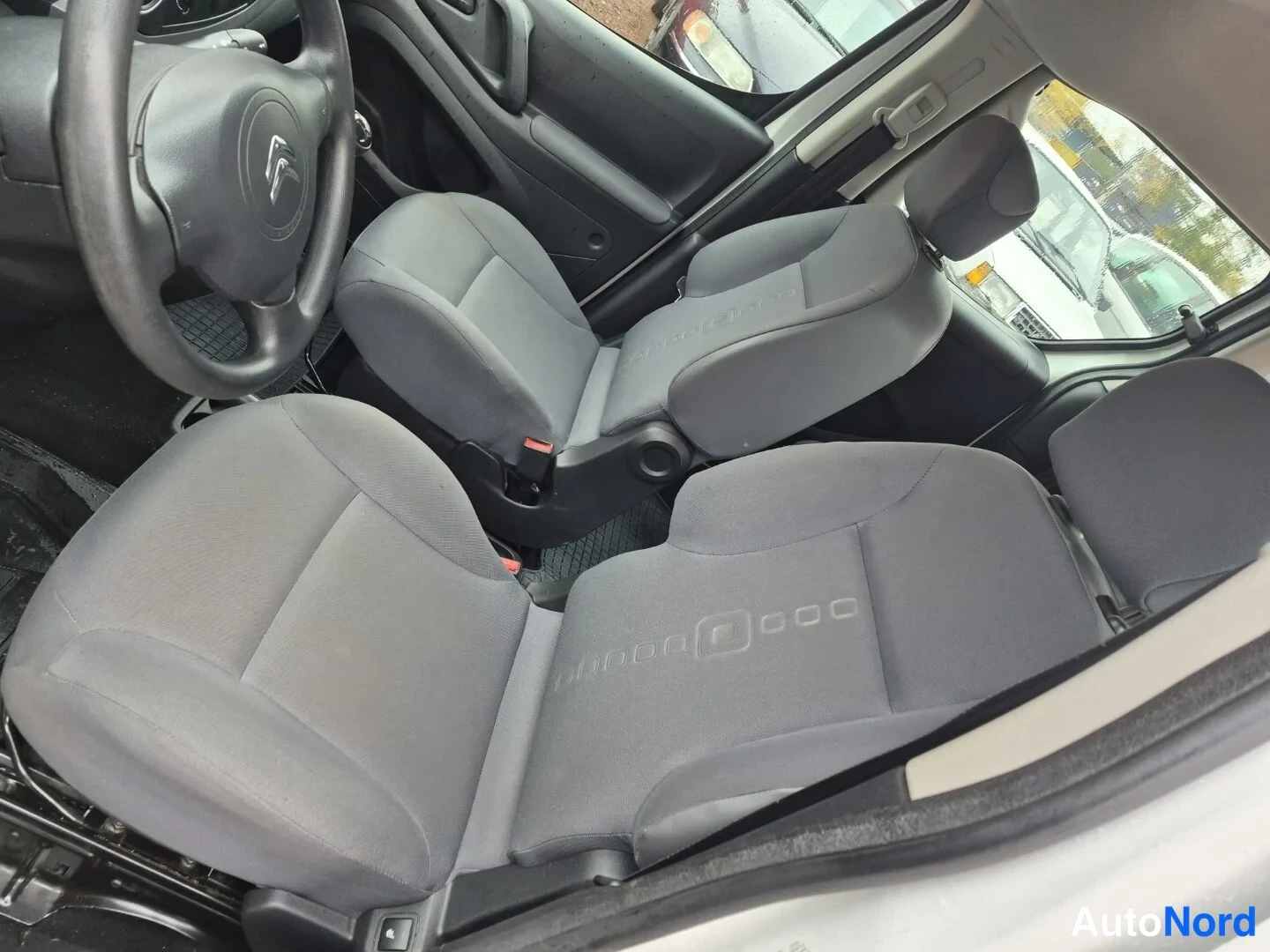 Valkoinen Citroen Berlingo 2014, etuistuimet, kuva 20