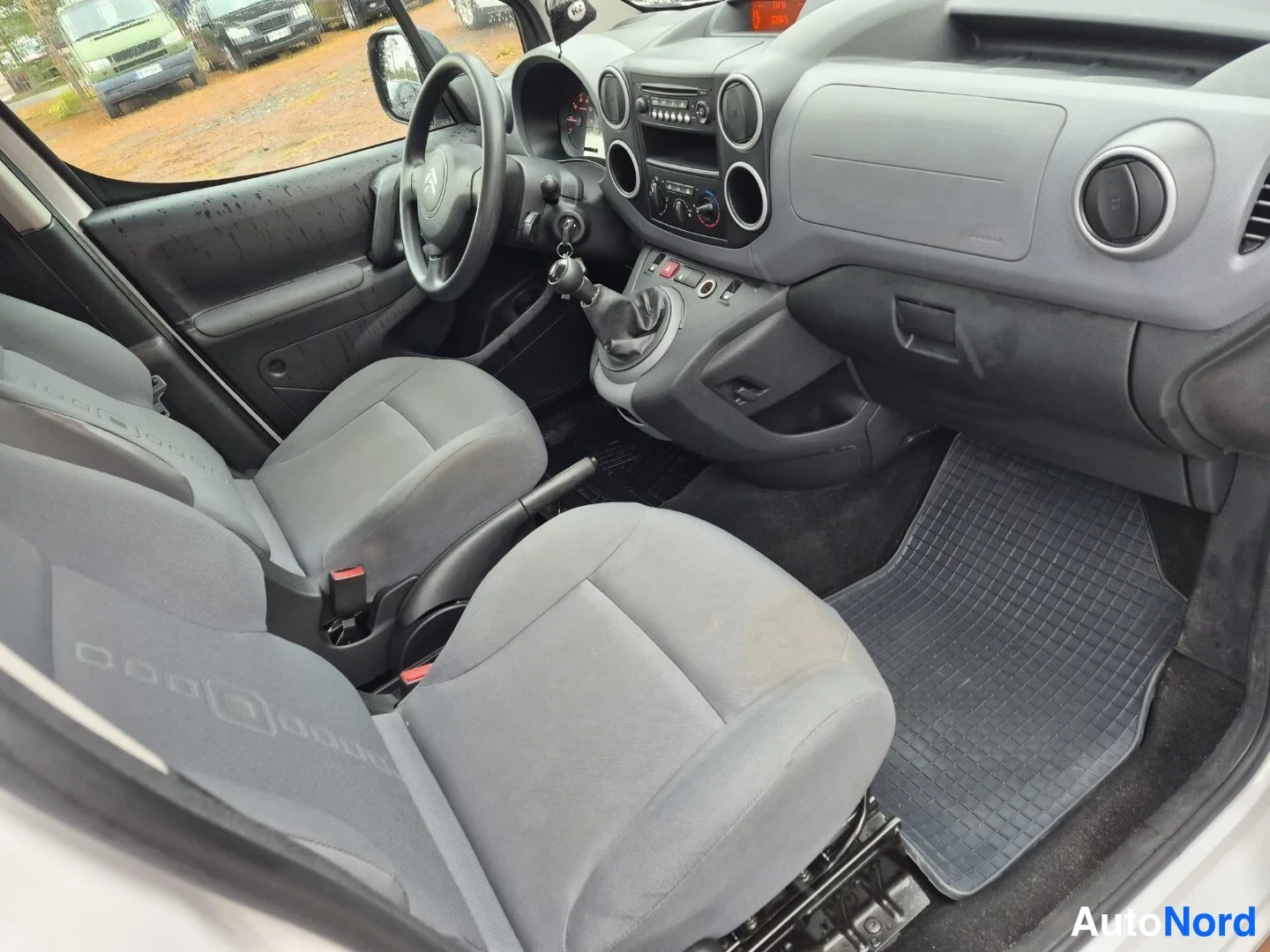 Valkoinen Citroen Berlingo 2014, ohjaamo, kuva 12