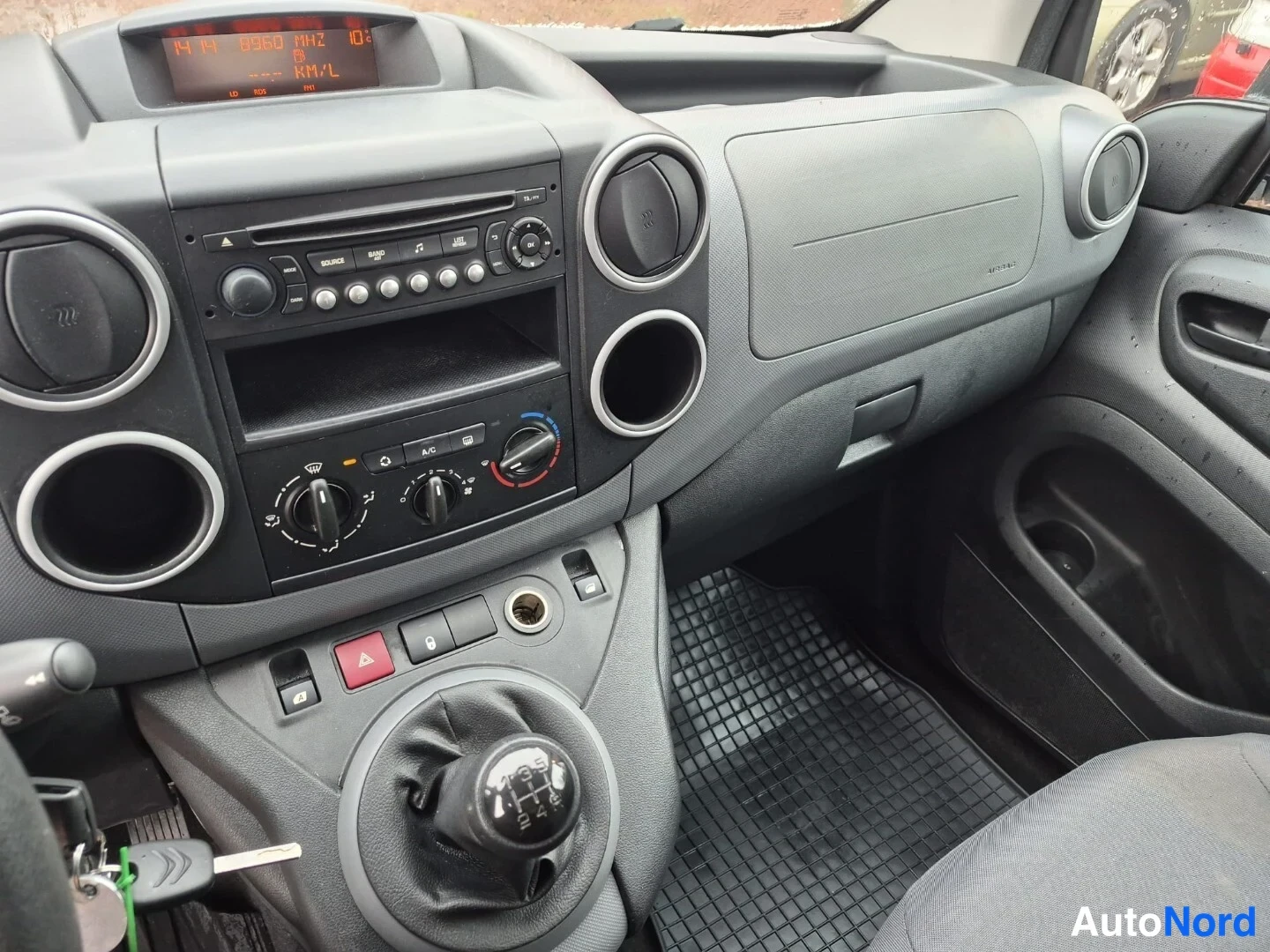 Valkoinen Citroen Berlingo 2014, ohjaamo, kuva 13