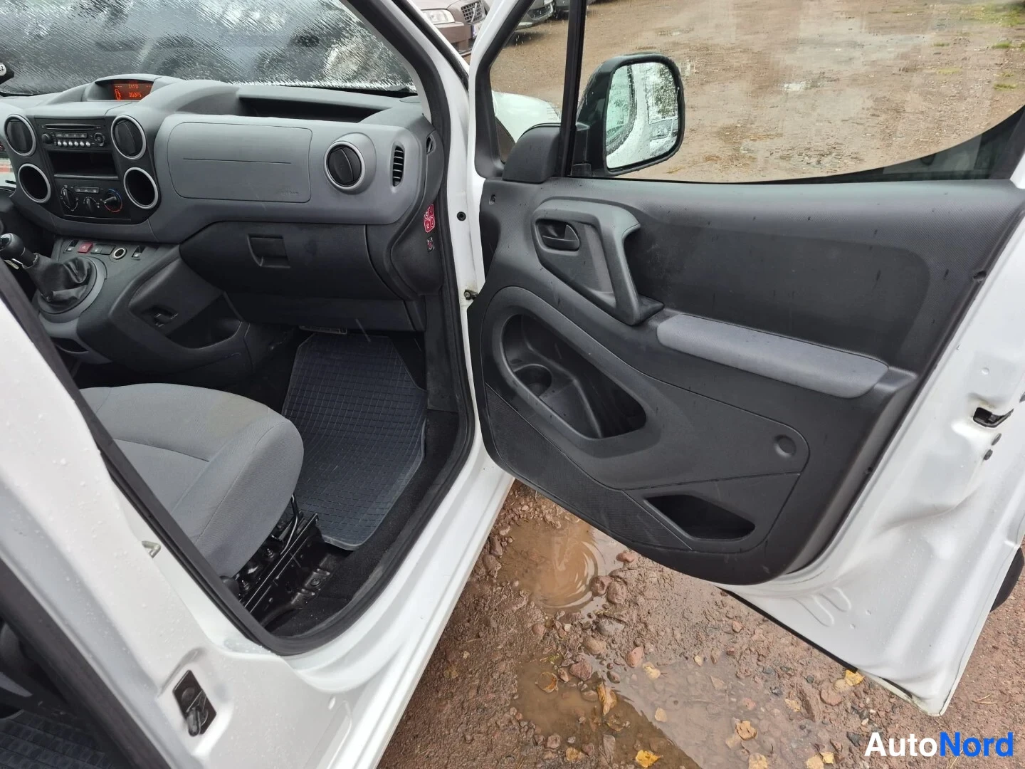 Valkoinen Citroen Berlingo 2014, ohjaamo, kuva 19