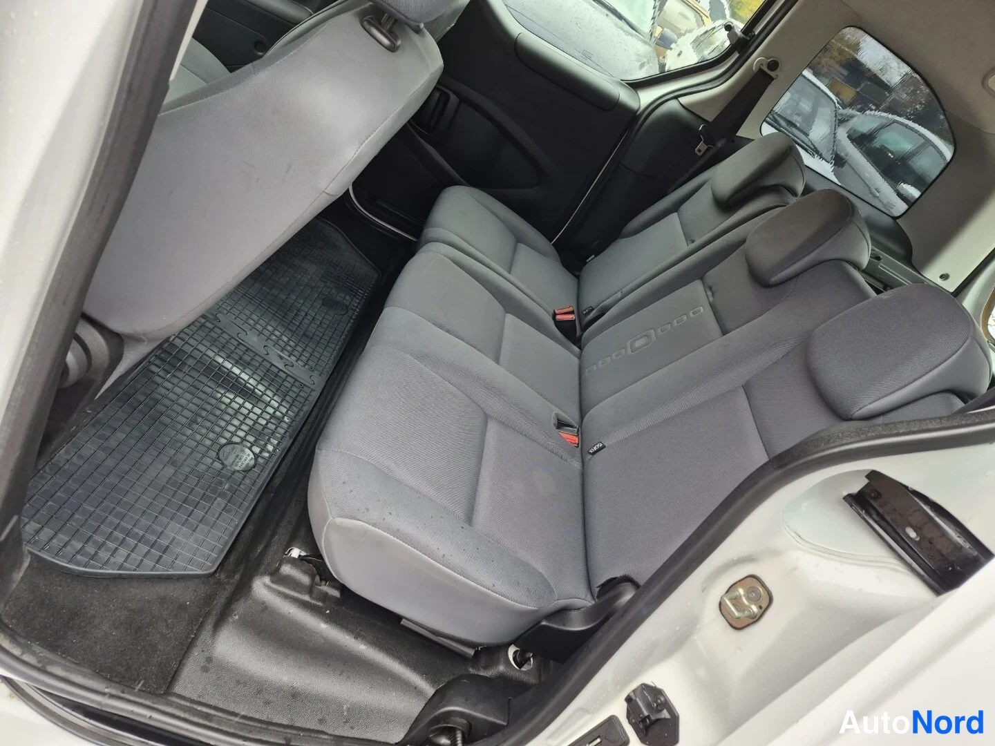 Valkoinen Citroen Berlingo 2014, takaistuimet, kuva 21