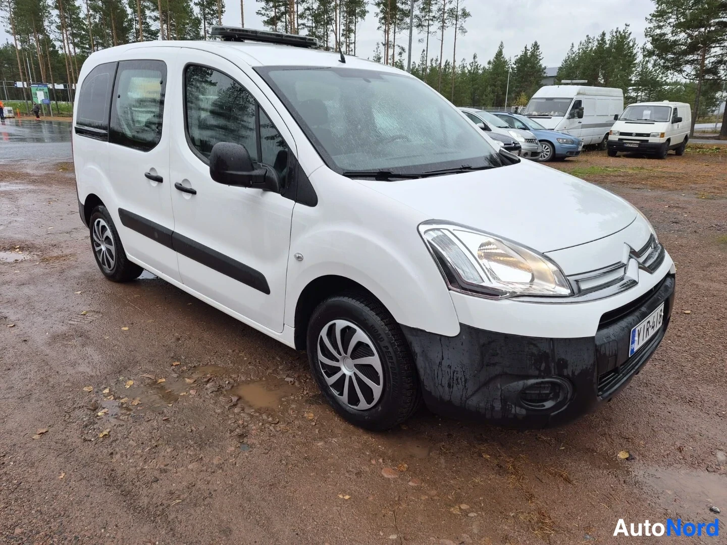 Valkoinen Citroen Berlingo 2014, etuviisto, keula oikealle, kuva 3
