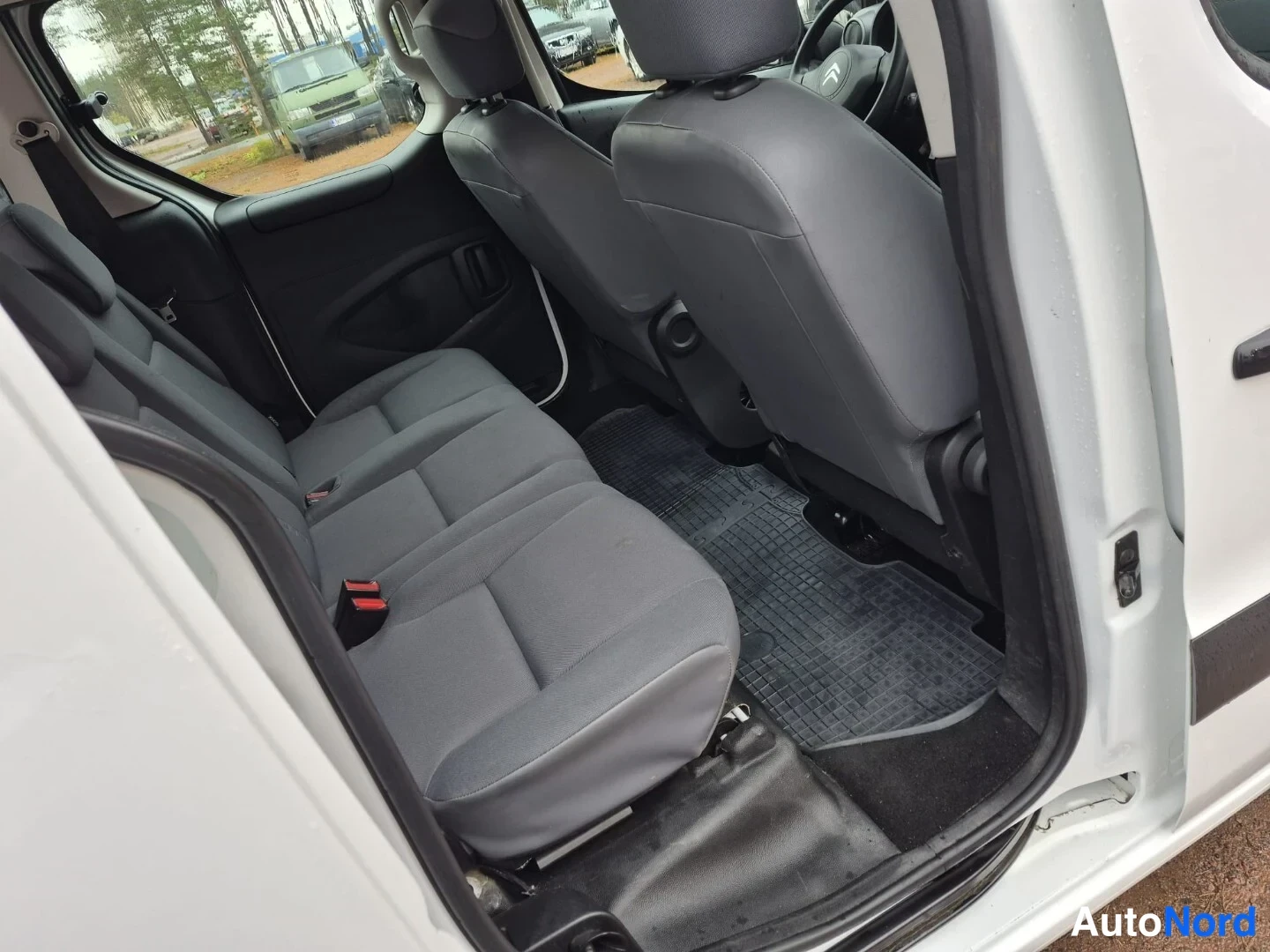 Valkoinen Citroen Berlingo 2014, takaistuimet, kuva 22