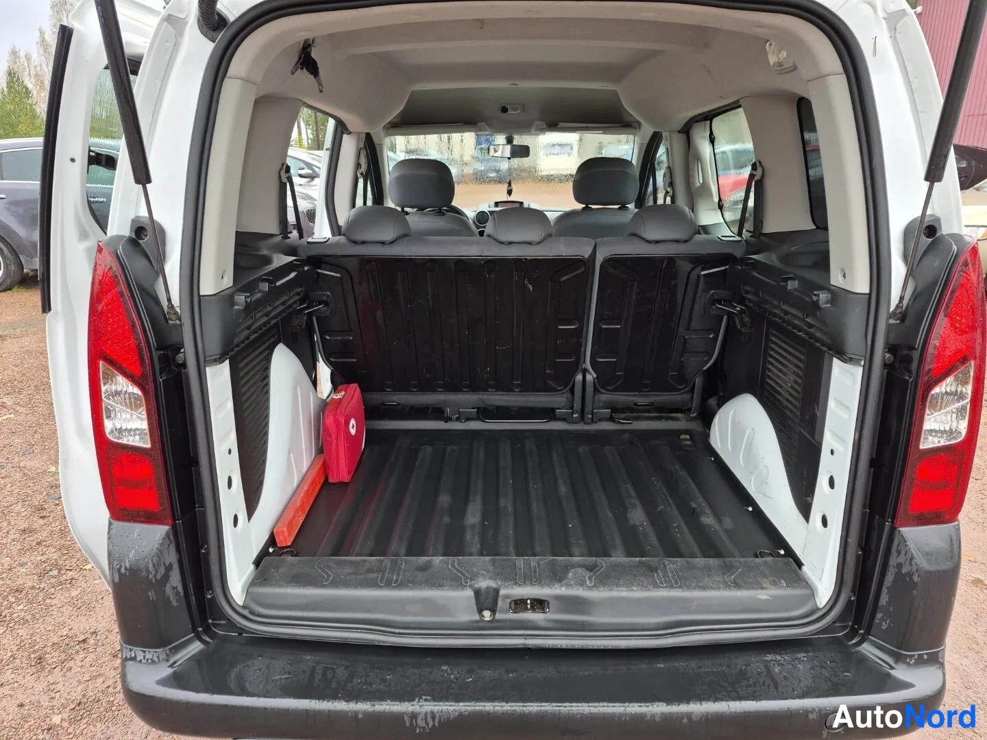 Valkoinen Citroen Berlingo 2014, tavaratila, kuva 23