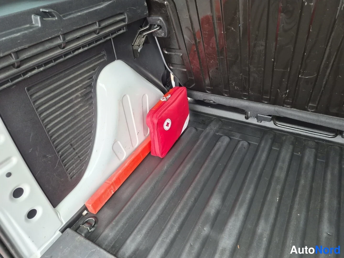 Valkoinen Citroen Berlingo 2014, yksityiskohta, kuva 27