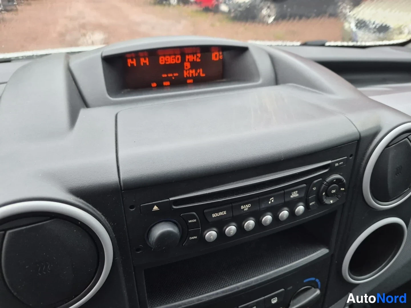 Valkoinen Citroen Berlingo 2014, ohjaamo, kuva 16