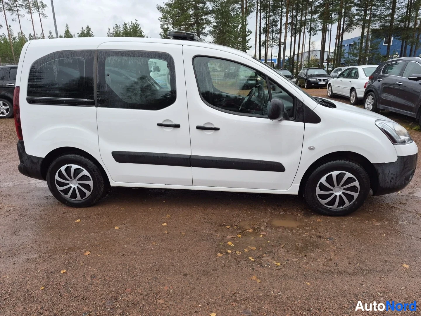 Valkoinen Citroen Berlingo 2014, sivulta, kuva 5