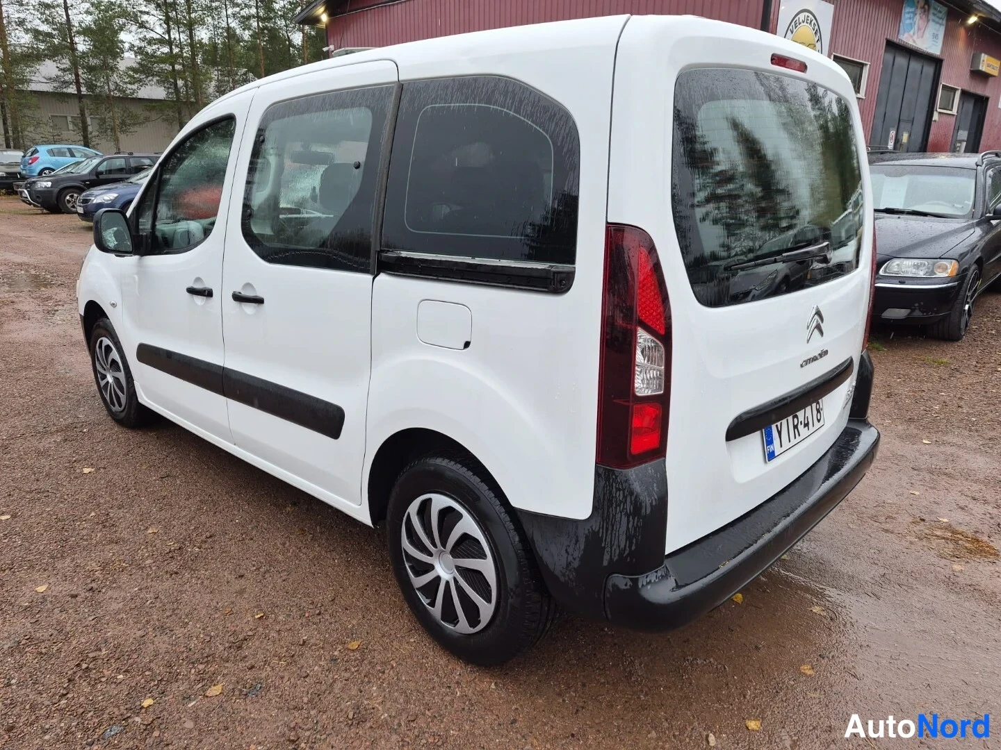 Valkoinen Citroen Berlingo 2014, takaviisto, kuva 9