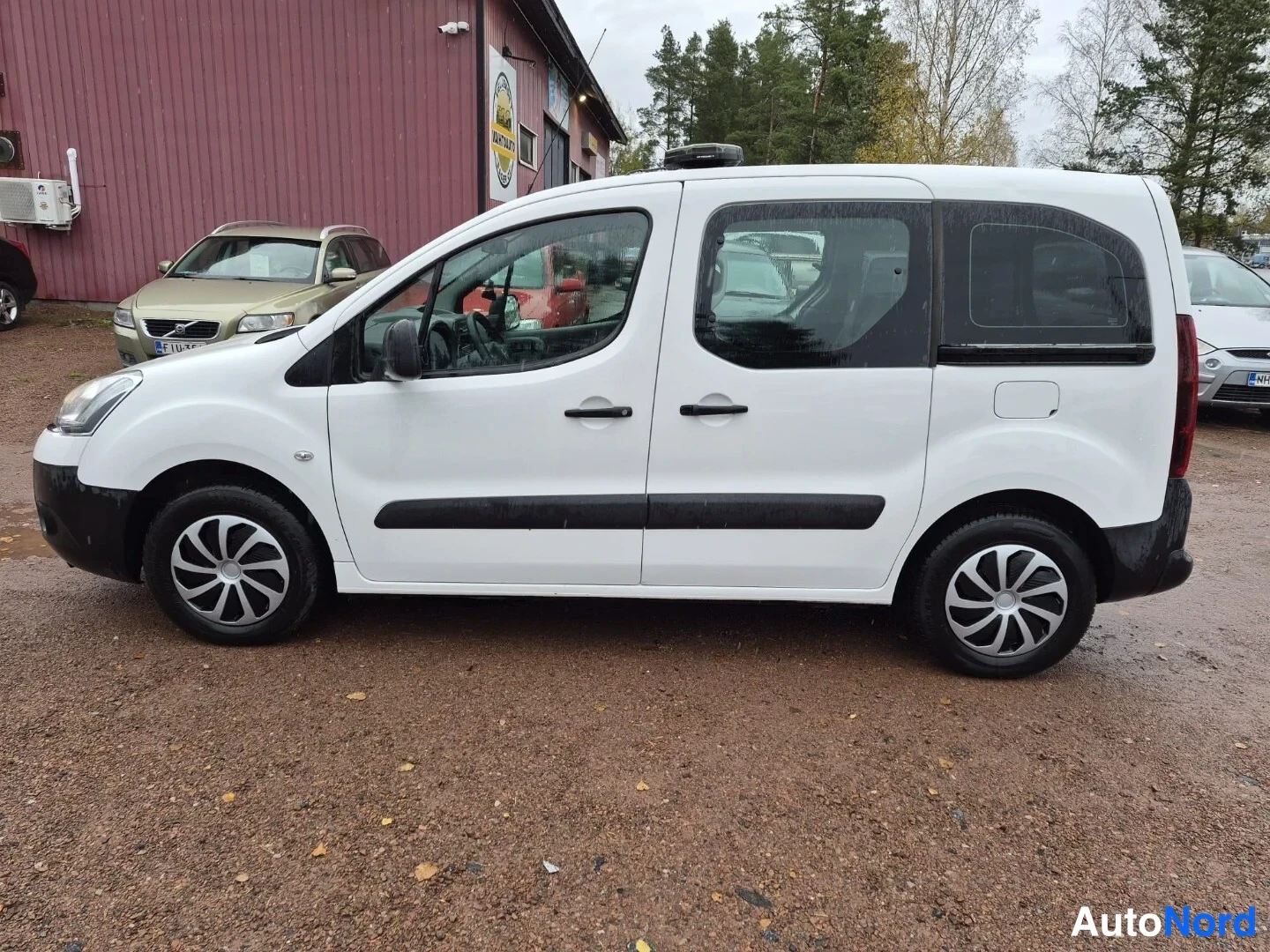 Valkoinen Citroen Berlingo 2014, etuviisto, keula vasemmalle, kuva 2