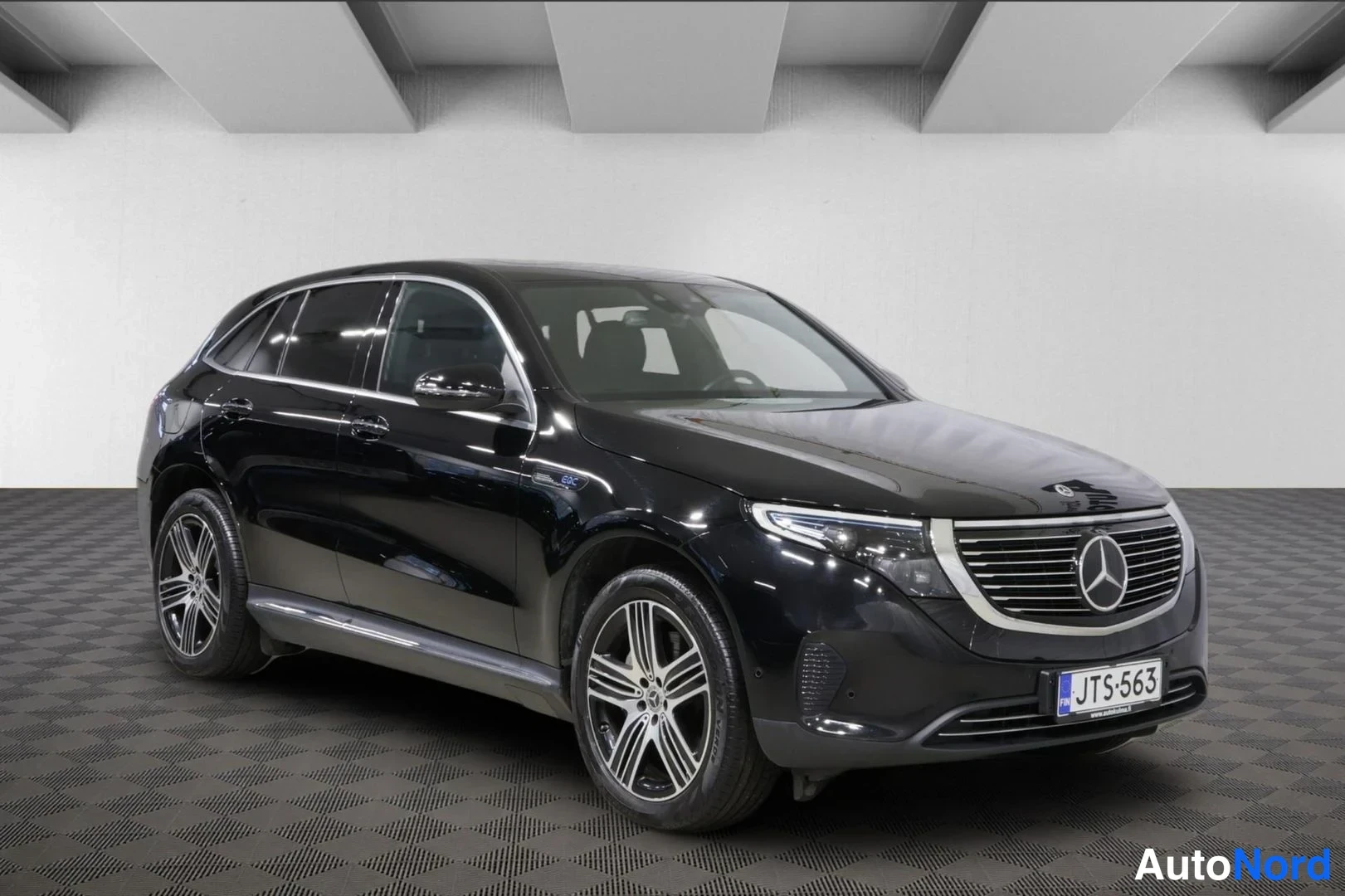 Musta Mercedes-Benz EQC 400 4MATIC 2022, etuviisto, keula oikealle, kuva 2