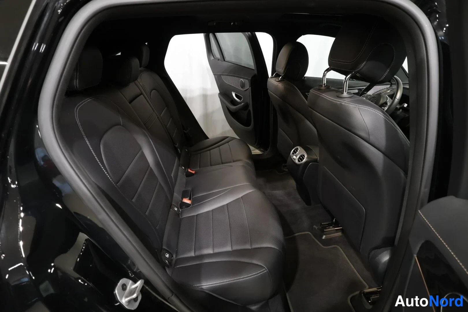 Musta Mercedes-Benz EQC 400 4MATIC 2022, takaistuimet, kuva 13