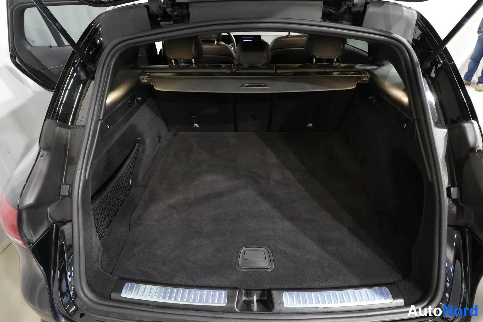 Musta Mercedes-Benz EQC 400 4MATIC 2022, tavaratila, kuva 14