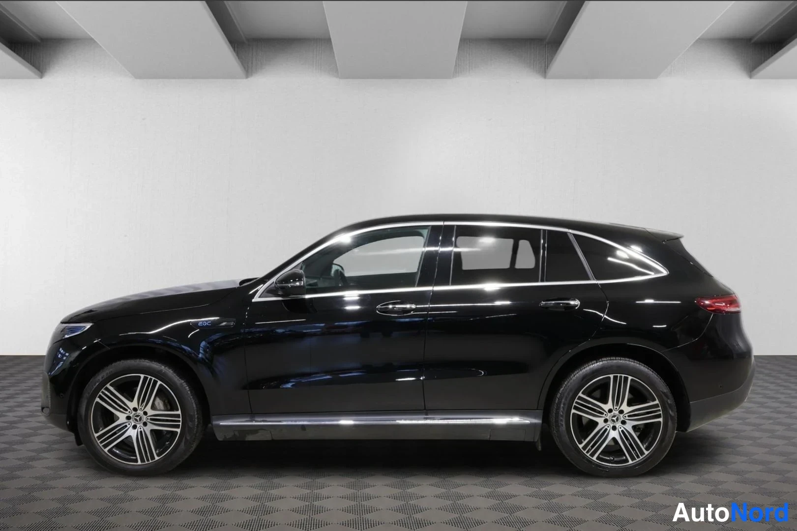 Musta Mercedes-Benz EQC 400 4MATIC 2022, sivulta, kuva 5